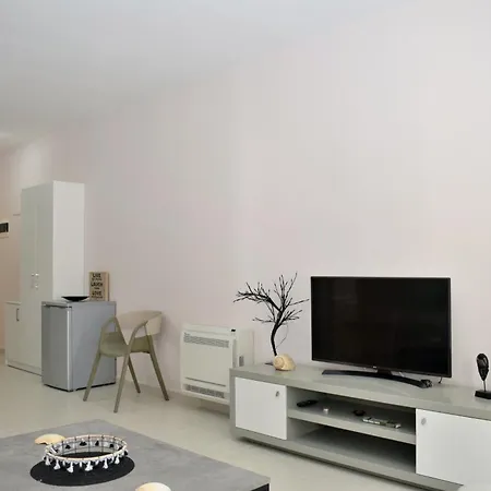 Sunny - 274 Apartment